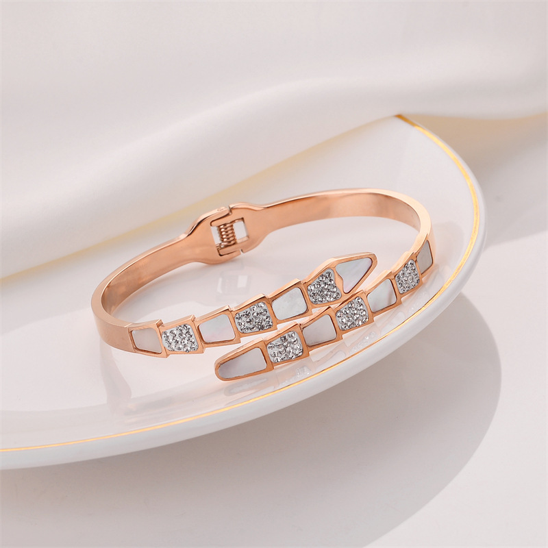 b67684d5 2651 49a3 8fef b22103c085e8 Fashion Gold Disc Love Letter Bracelet For Women Simple And Versatile