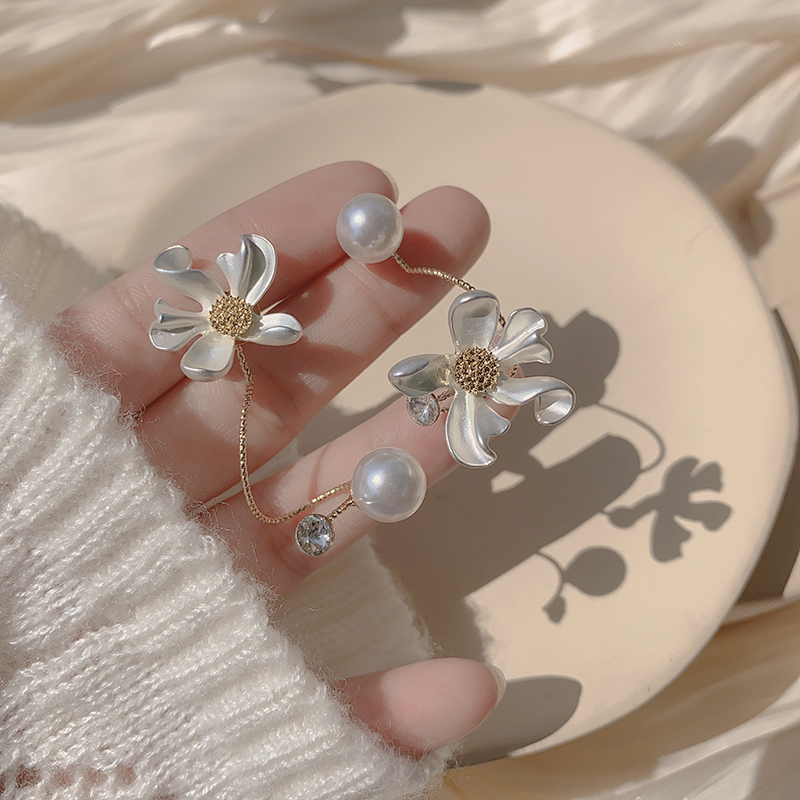 Asymmetrical white flower pearl earrings 4 c2c7bd4b 22dd 4833 87e2 f0afc44bf15d Asymmetrical white flower pearl earrings