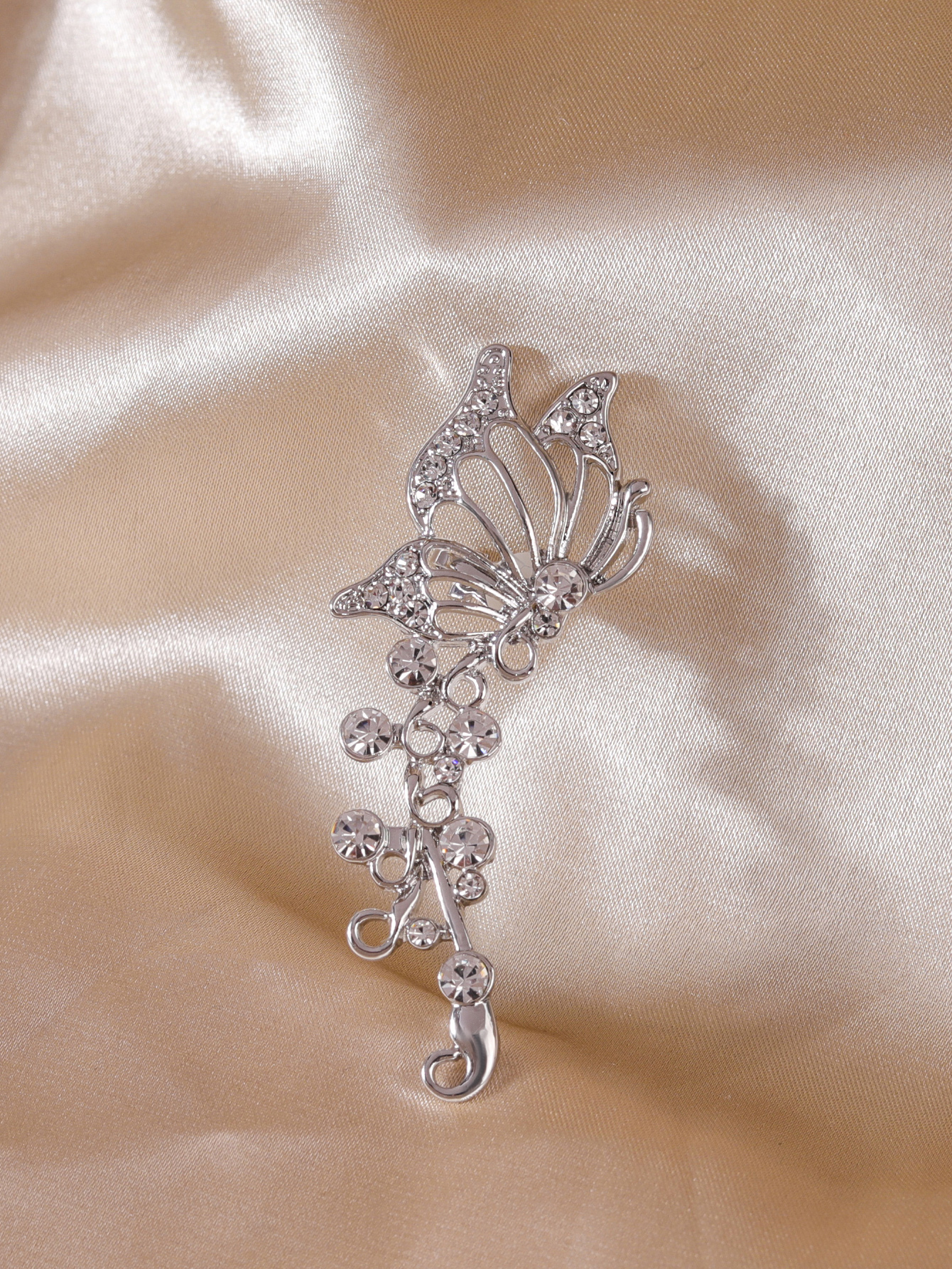 Fashion Hollow Flower Butterfly Antique Unilateral Ear Hook 4 ca4b13aa ce35 4d10 8efe 1293599d6dfc Fashion Hollow Flower Butterfly Antique Unilateral Ear Hook