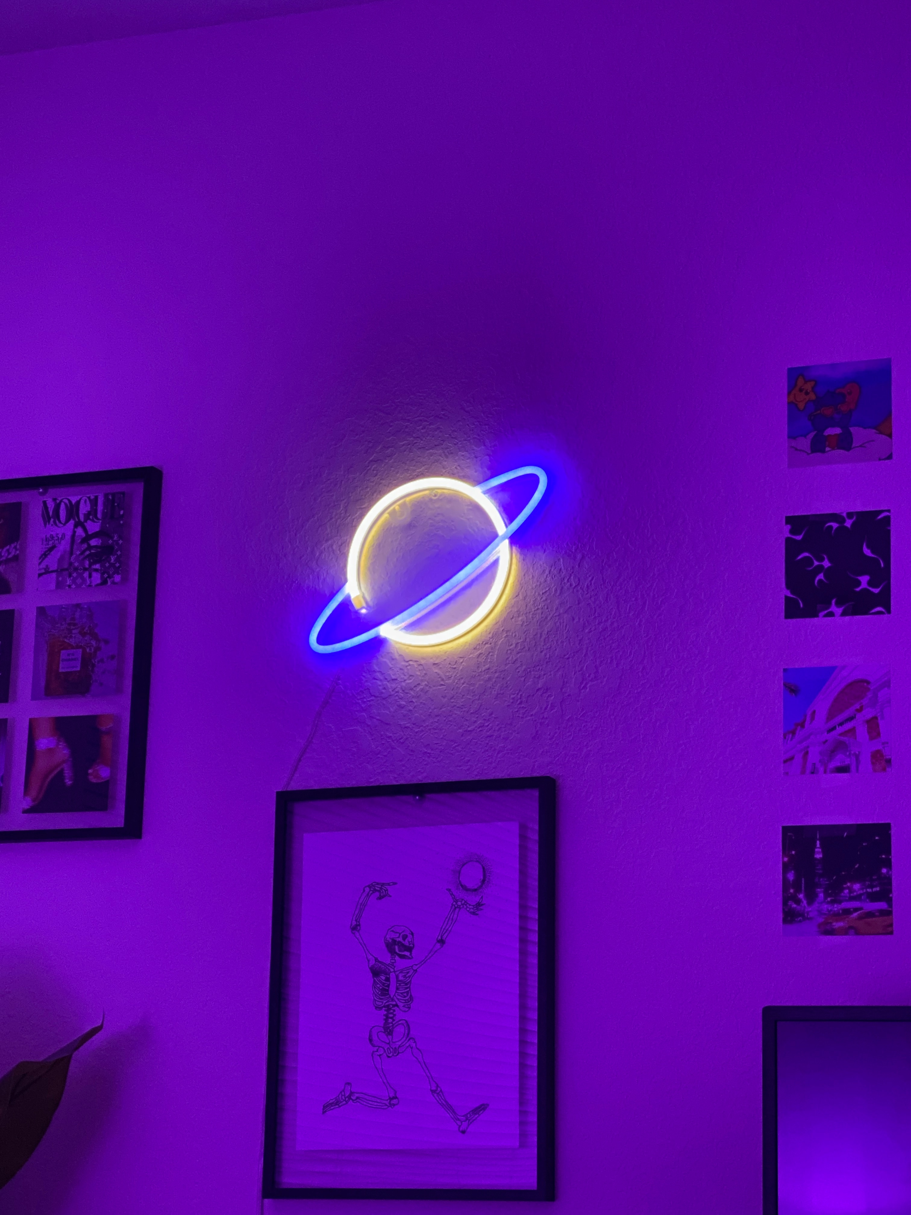 Saturn Neon Light