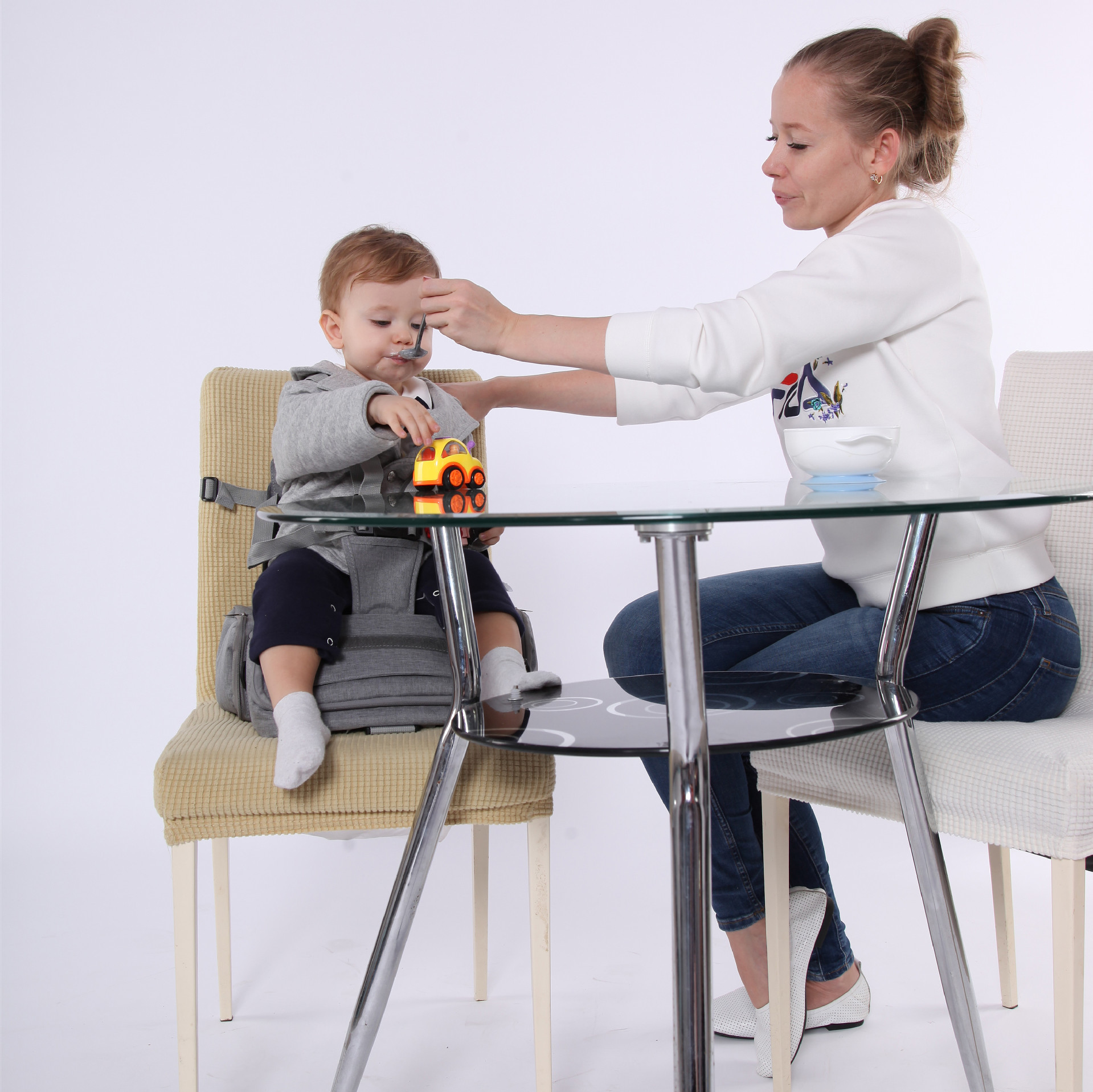 mother feeding her baby with Portable Foldable Multifunctional Mummy Bag