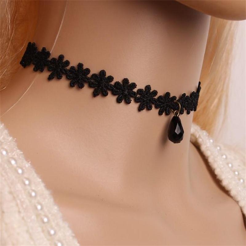 d92e72e2 572b 4440 83dd 7221c27dd733 Vintage Velvet Lace Short Clavicle Chain