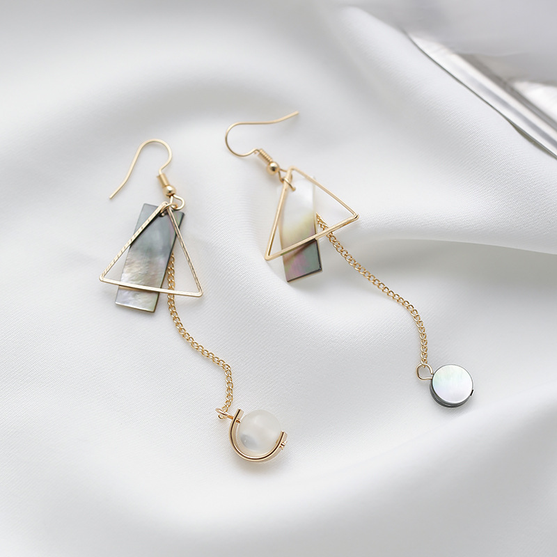 dddaa262 2a61 4bdd 8cce 331157372666 Geometric black shell butterfly earrings