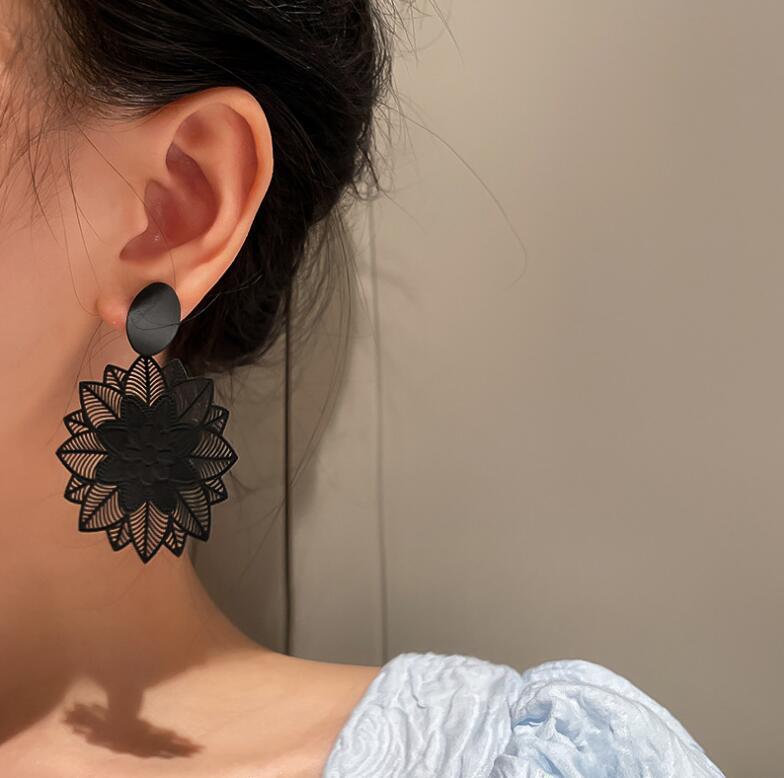 df4a2aff fe00 410d a08f d74f1a39cedb Exaggerated Sen-line Black Flower Earrings