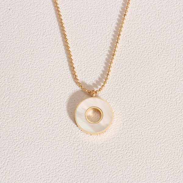 ea2e8c90 a2e9 4d0f 8dd9 5a392365ae65 Vintage 18K Gold Short Necklace White Shell Round Plate