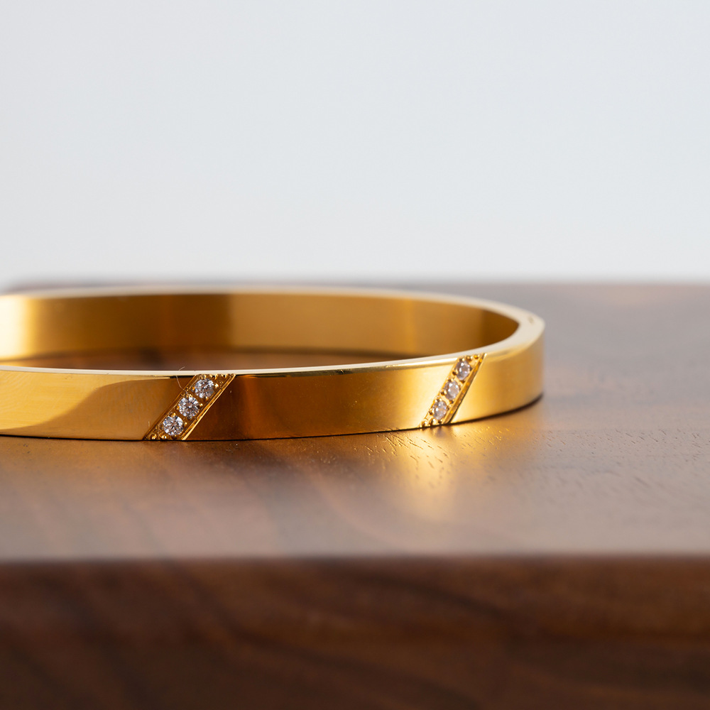 ed3bbb0d bf15 460f 9435 b69a8ace2cf7 Women's Versatile Bracelet Stainless Steel 18K Gold Twill Inlaid White Zircon