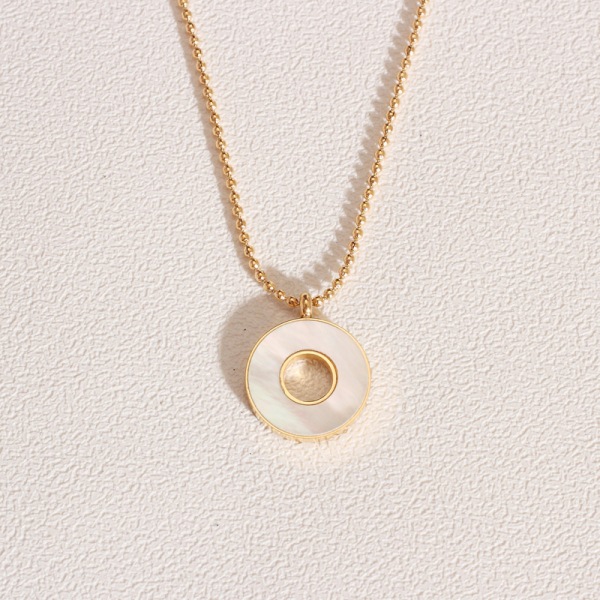 ee7c9507 e2b4 4058 864f 7b94b11e9807 Vintage 18K Gold Short Necklace White Shell Round Plate