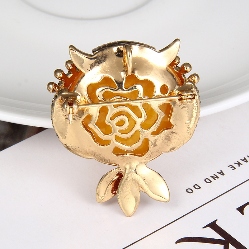 f03ab8f9 4b21 45bd bc63 8f567023c73c Diamond-studded high-end brooch