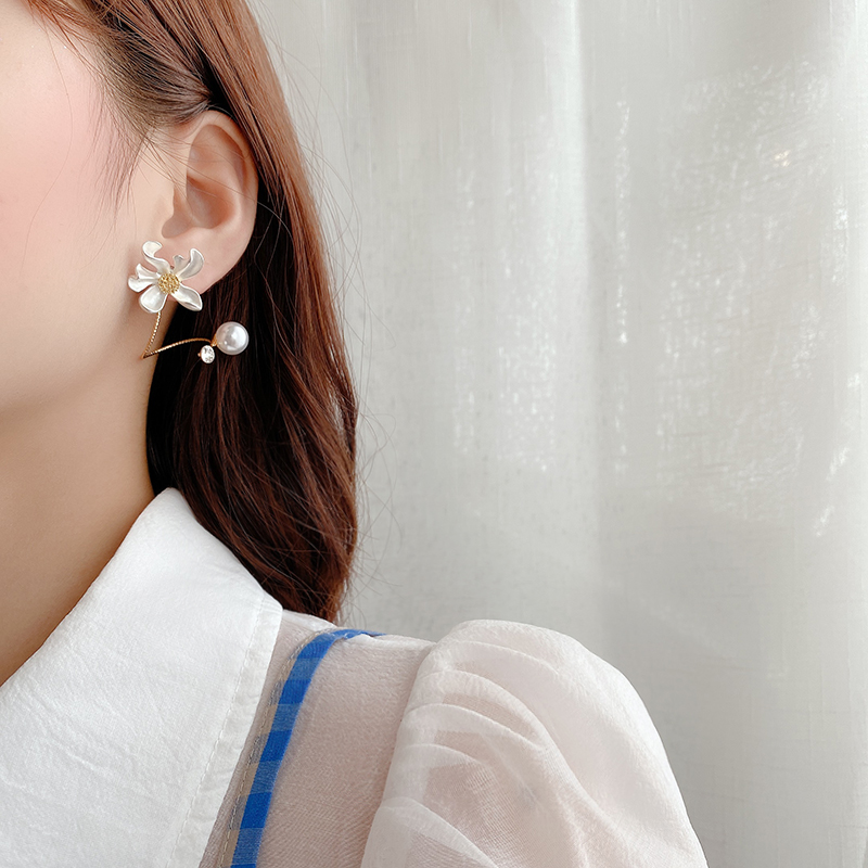 Asymmetrical white flower pearl earrings 6 f580a2e6 48b4 41c5 a321 4460bb525c88 Asymmetrical white flower pearl earrings
