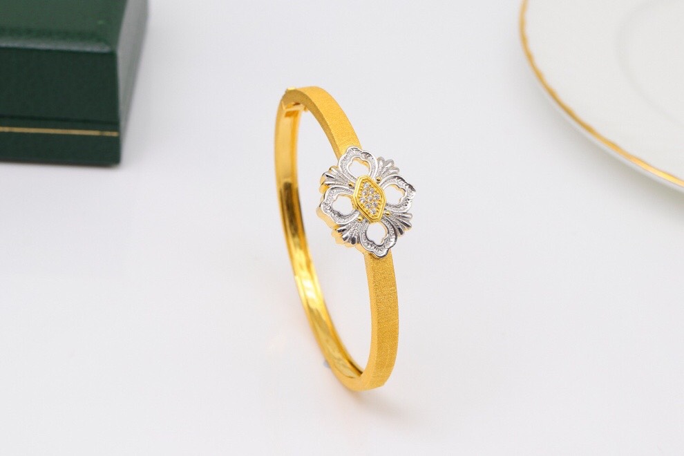 f829ac05 8049 43b5 8dd7 589f2a95352a Silver Ornament Light Luxury Custom 925 Gold Single Flower Bracelet