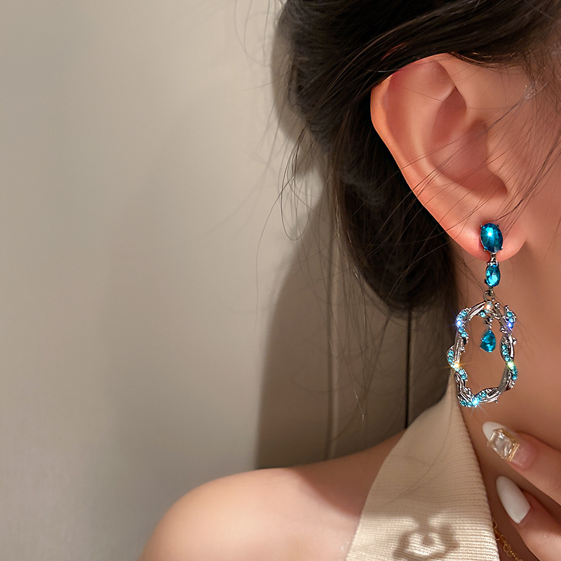f88099b5 8c30 4052 aedf 8f234f218710 Long Exaggerated Earrings Hong Kong Style Retro Earrings