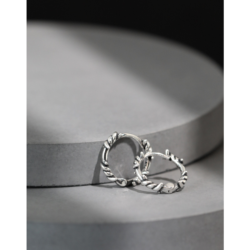 fa93f8c9 cc6d 4c5f b79f 17b1a4bd94a8 Niche Retro Distressed Female Ear Buckle