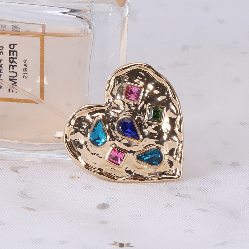 Fashionable Simple Rhinestone Fixed Clothes Retro Heart Shaped Pin 5 fab14eb0 0159 4c28 be2d 7aa8ec867694 Fashionable Simple Rhinestone Fixed Clothes Retro Heart Shaped Pin