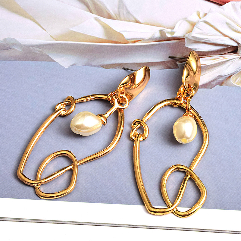 fc7402b9 70df 4a24 aa91 84a97358785e Golden Metal Irregular Earrings Pearl